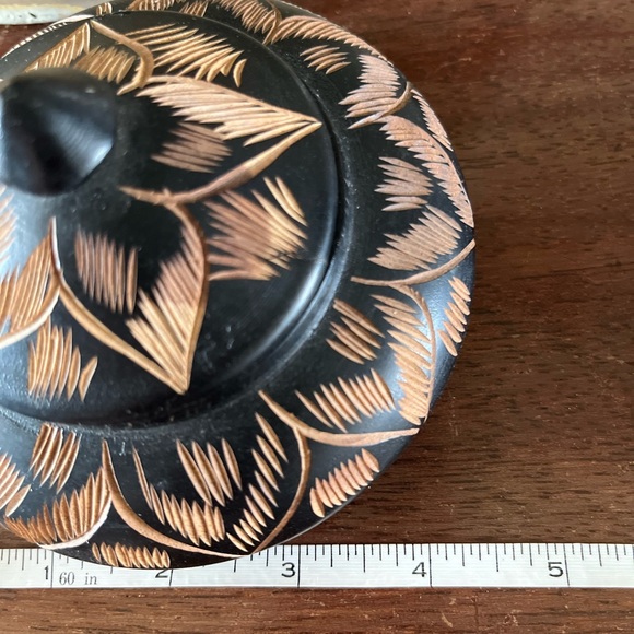 Black wood carved round box - Picture 5 of 5